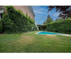 Chalet adosado de esquina con gran jardín y piscina privada en urbanización cerrada de Boadilla