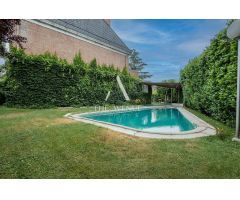 Chalet adosado de esquina con gran jardín y piscina privada en urbanización cerrada de Boadilla