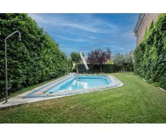 Chalet adosado de esquina con gran jardín y piscina privada en urbanización cerrada de Boadilla