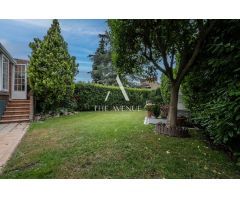 Chalet adosado de esquina con gran jardín y piscina privada en urbanización cerrada de Boadilla