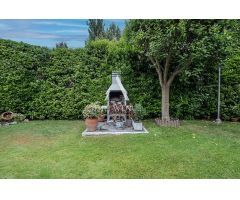 Chalet adosado de esquina con gran jardín y piscina privada en urbanización cerrada de Boadilla