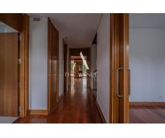 Chalet adosado de esquina con gran jardín y piscina privada en urbanización cerrada de Boadilla
