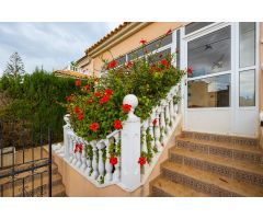 Chalet Independiente de 3 Dormitorios con Jardín Orientado al Sur y Piscina Comunitaria en Villacost
