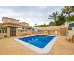 Chalet Independiente de 3 Dormitorios con Jardín Orientado al Sur y Piscina Comunitaria en Villacost