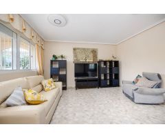 Chalet Independiente de 3 Dormitorios con Jardín Orientado al Sur y Piscina Comunitaria en Villacost