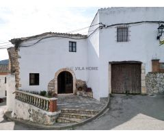 Masía histórica en el centro de Canyelles