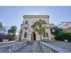 Casa con diseño de Castillo Medieval  en Hinojos
