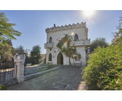 Casa con diseño de Castillo Medieval  en Hinojos