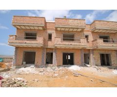 VIVIENDA ADOSADA EN BARRIADA DE CANELA