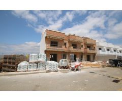 VIVIENDA ADOSADA EN BARRIADA DE CANELA