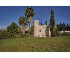 Casa con diseño de Castillo Medieval  en Hinojos