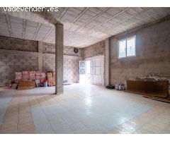 Local diafano de 195 m2 con dos aseos y patio privado.