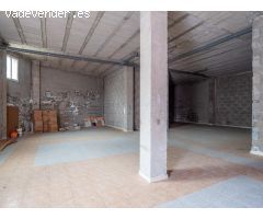 Local diafano de 195 m2 con dos aseos y patio privado.