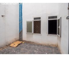 Local diafano de 195 m2 con dos aseos y patio privado.