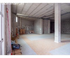 Local diafano de 195 m2 con dos aseos y patio privado.