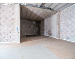 Local diafano de 195 m2 con dos aseos y patio privado.