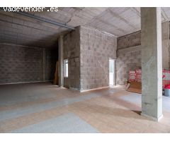 Local diafano de 195 m2 con dos aseos y patio privado.