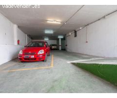 Se vende almacén de 338 m2 con 12 plazas de parking sin división.