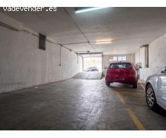 Se vende almacén de 338 m2 con 12 plazas de parking sin división.