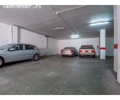 Se vende almacén de 338 m2 con 12 plazas de parking sin división.