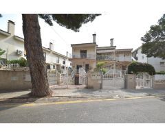 Vive la Costa en esta Encantadora Casa Adosada en Cunit, ¡A 8 Minutos del Mar!