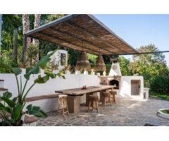 Única finca rústica en Coín con casa de invitados y encantadoras casas de madera