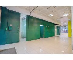 Se alquila amplio y luminoso local comercial con salida de humos en Avenida del Mediterráneo