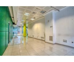Se alquila amplio y luminoso local comercial con salida de humos en Avenida del Mediterráneo