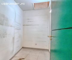 Se alquila amplio y luminoso local comercial con salida de humos en Avenida del Mediterráneo