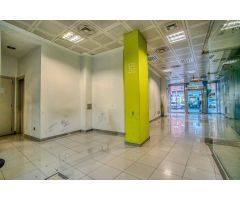 Se alquila amplio y luminoso local comercial con salida de humos en Avenida del Mediterráneo