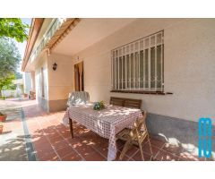 ¿Buscas una casa con vistas impresionantes y un entorno tranquilo?