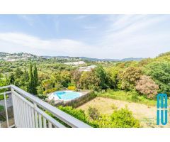 ¿Buscas una casa con vistas impresionantes y un entorno tranquilo?