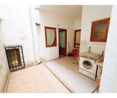 PISO DE 4 DORM., BAÑO, ASEO Y DOS GRANDES PATIOS EN AVD. ONIL DE CASTALLA
