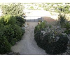 CHALET CON PISCINA EN URBANIZACION CHARCO ROTO