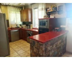 CHALET CON PISCINA EN URBANIZACION CHARCO ROTO