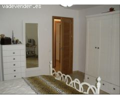 CHALET CON PISCINA EN URBANIZACION CHARCO ROTO