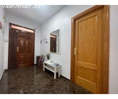 Casa esquina reformada en Águilas, a 10 minutos de la playa, con terraza y solarium.