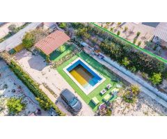 Terreno rustico con casita independiente piscina y zona barbacoa semi cubierta!
