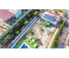Terreno rustico con casita independiente piscina y zona barbacoa semi cubierta!