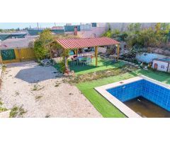 Terreno rustico con casita independiente piscina y zona barbacoa semi cubierta!