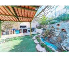 Terreno rustico con casita independiente piscina y zona barbacoa semi cubierta!