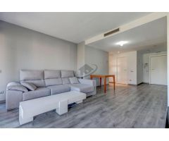 AMPLIO PISO CON GRAN BALCÓN EN FINCA SEMINUEVA CON PISCINA.  INCLUYE PLAZA DE APARCAMIENTO EN FINCA.