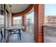 AMPLIO PISO CON GRAN BALCÓN EN FINCA SEMINUEVA CON PISCINA.  INCLUYE PLAZA DE APARCAMIENTO EN FINCA.