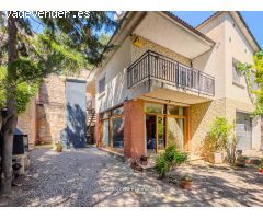 Chalet Independiente con Jardín, Barbacoa y Garaje en Parcela de 855?m² – 2 Viviendas en 1