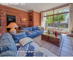 Chalet Independiente con Jardín, Barbacoa y Garaje en Parcela de 855?m² – 2 Viviendas en 1