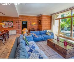 Chalet Independiente con Jardín, Barbacoa y Garaje en Parcela de 855?m² – 2 Viviendas en 1