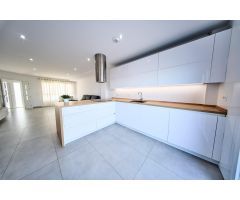 EXCLUSIVA VIVIENDA EN MACONDO UNA DE LAS MEJORES ZONAS DE MARACENA A 5 MINUTOS DEL METRO!!!