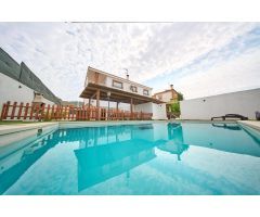 ¡Oportunidad única! Impresionante chalet con licencia turística en El Puntal