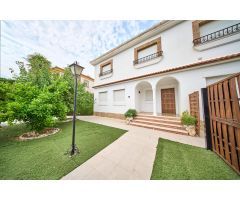 ¡Oportunidad única! Impresionante chalet con licencia turística en El Puntal