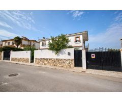 ¡Oportunidad única! Impresionante chalet con licencia turística en El Puntal